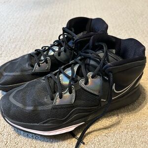 Men’s Kyrie Infinity basketball shoes size 10.5